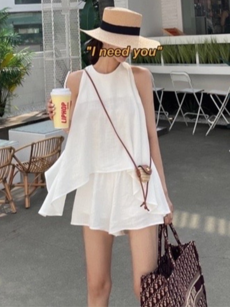 Street Fashion Now - Modieus mouwloos vest met wijde zoom,